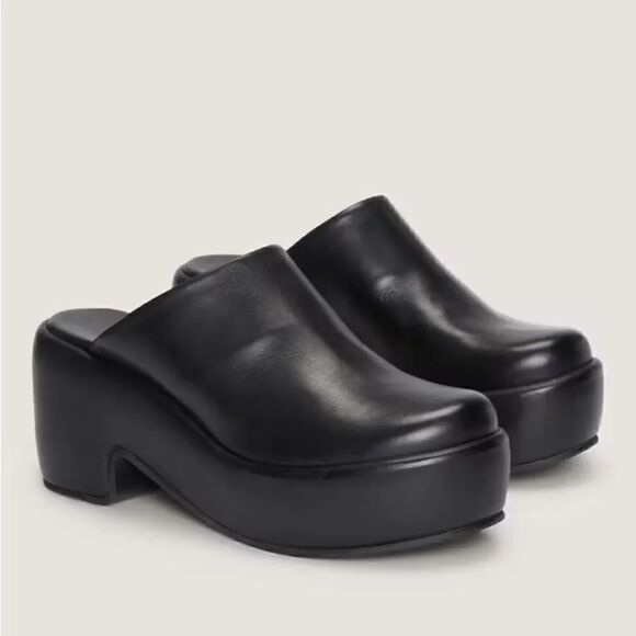 Everlane Shoes - NEW EVERLANE The Puffa Clog in black leather
